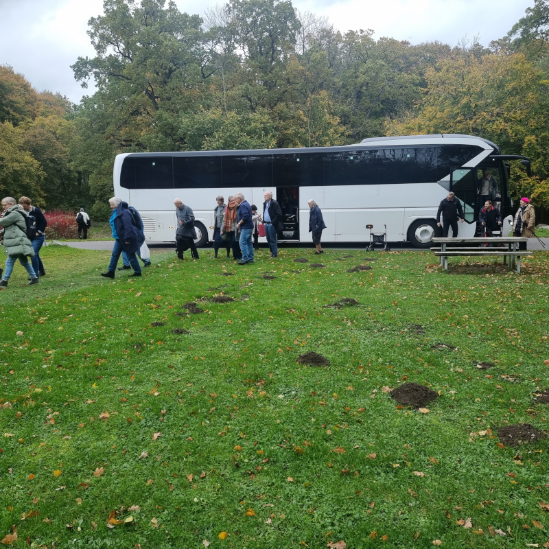 Sammeln am Bus vor der Abfahrt